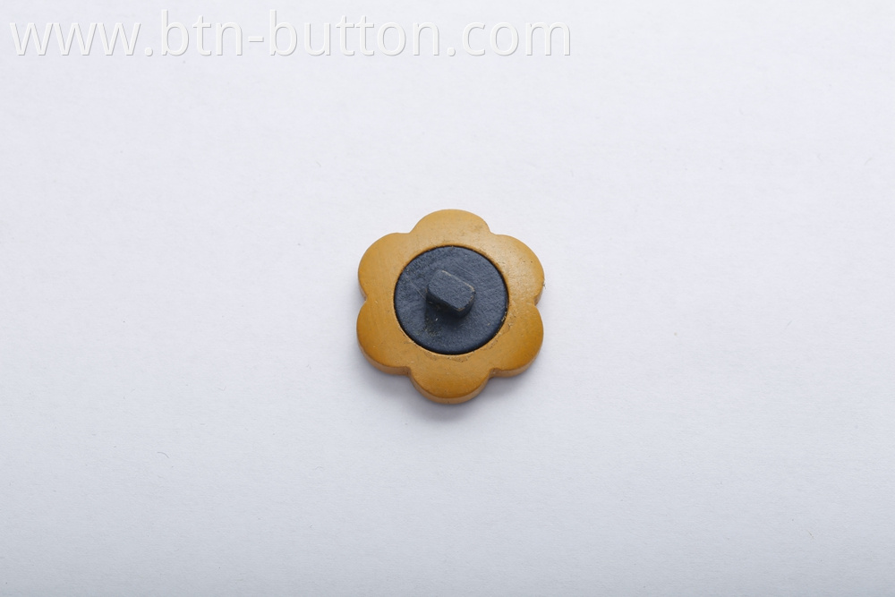 Wooden buttons for shirts